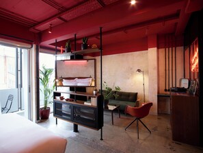 EXTRA LARGE | Premium bedding, minibar, in-room safe, desk