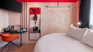 Foxy Double Room | Bathroom | Shower, free toiletries, hair dryer, bathrobes