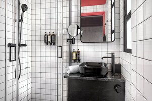 SMALL | Bagno | Doccia, set di cortesia gratuito, asciugacapelli, pantofole