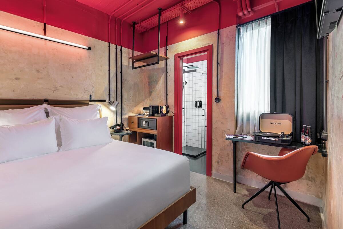 Premium bedding, minibar, in-room safe, desk