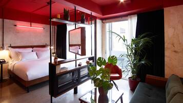 Dave Red King Suite | Premium bedding, minibar, in-room safe, desk