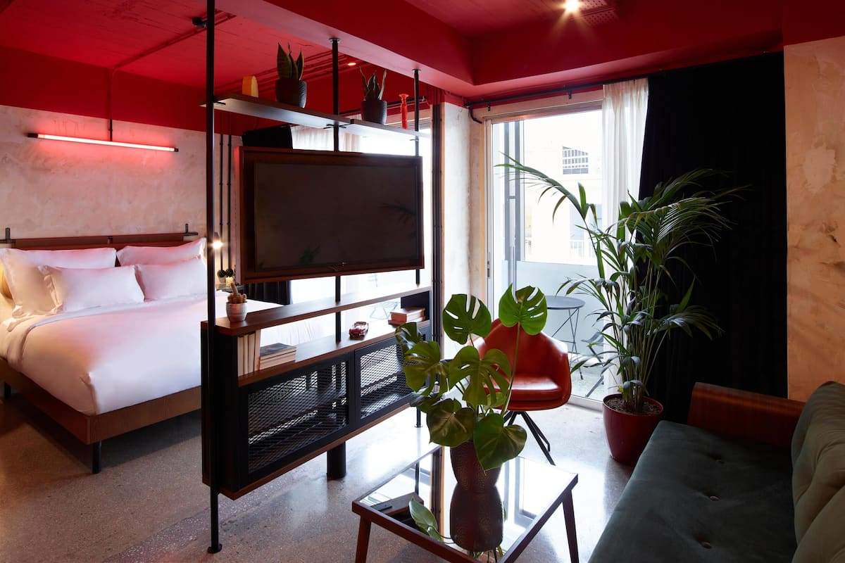 Dave Red King Suite | Peralatan tempat tidur premium, bar mini, peti besi dalam bilik, meja