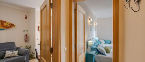 1 habitación, tabla de planchar con plancha, wifi gratis y ropa de cama