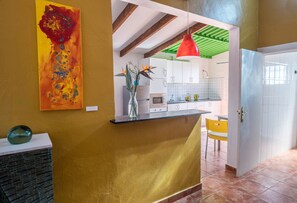 Fridge, microwave, oven, stovetop - Traditional Holiday Home "Casa Tabaiba" in Alcalá with Sea Access and Own Terrace (guia de isora)