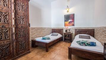 2 bedrooms, iron/ironing board, free WiFi, bed sheets