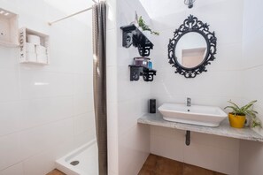 Ducha, secador de pelo, toallas