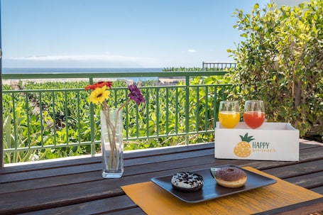 Outdoor dining. Rustic Holiday Home "Casa Cardón" in Alcalá with Terrace with Sea View and Garden
