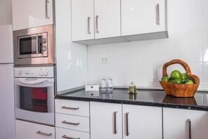 Fridge, microwave, oven, stovetop - Cosy Holiday Home "Casa Sabina" in Alcalá with Terrace, Sea Access and Garden (Guía de Isora)