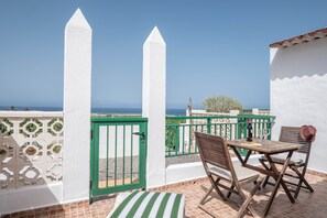 Outdoor dining - Traditional Holiday Home "Casa Verode" in Alcalá with 2 Terraces and Sea View (guia de isora)