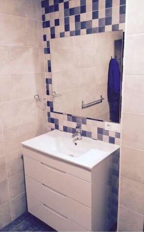 Hair dryer, towels