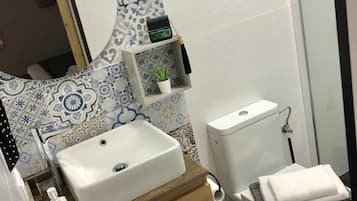 SĂšche-cheveux, serviettes fournies