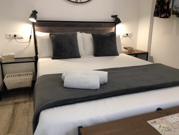 1 habitación, tabla de planchar con plancha y cuna de viaje 