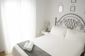 2 habitaciones, tabla de planchar con plancha, cuna de viaje y wifi 
