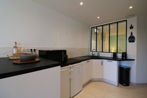 Een koelkast, een microgolfoven, een vaatwasser