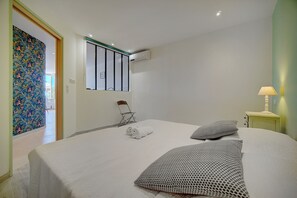 1 slaapkamer, een strijkplank/strijkijzer, reisbedje, gratis wifi