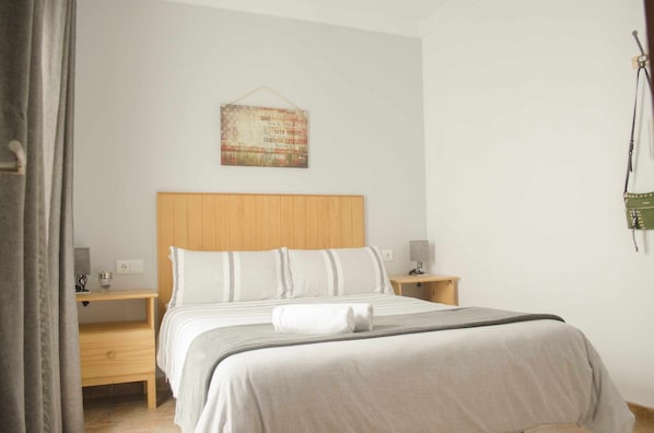 2 habitaciones, tabla de planchar con plancha y cuna de viaje 