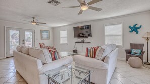 TV, DVD player - The Back Porch is relaxing 4 bedroom / 3 bathroom House (Destin)
