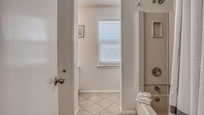 Combined shower/bathtub, towels - The Back Porch is relaxing 4 bedroom / 3 bathroom House (Destin)