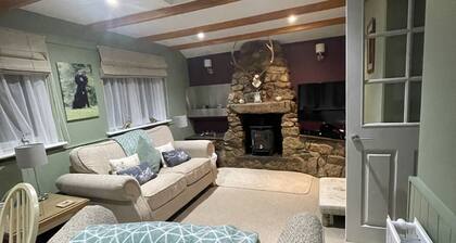 Great central location - 20 mins to coast - perfect for 2/4 people -dogs welcome