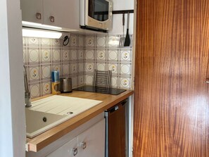 Een koelkast, een microgolfoven, een kookplaat