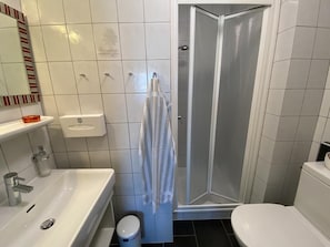 Dusche, Haartrockner, Handtücher