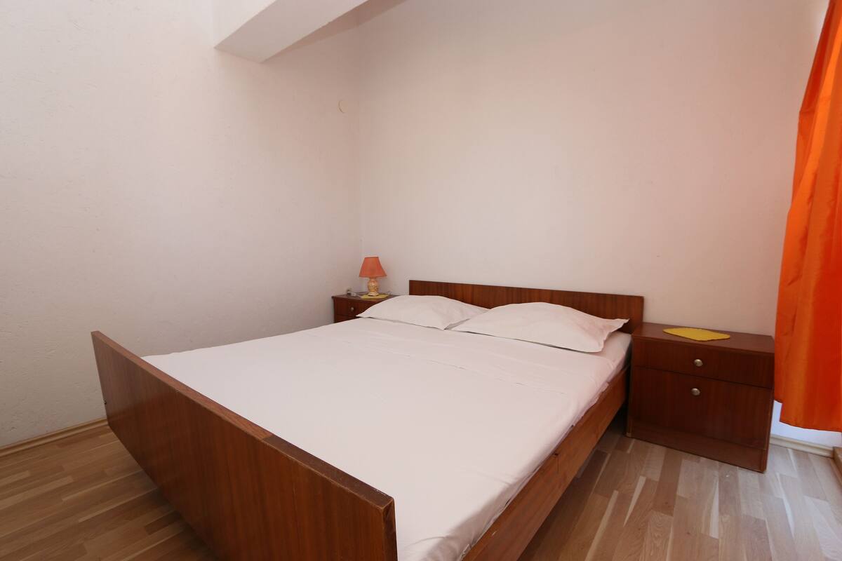 Apartment, 2 Bedrooms (Lorin) | Desk, WiFi (free), bed sheets
