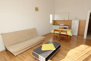 Apartment, 1 Bedroom (Antonio) | Living room