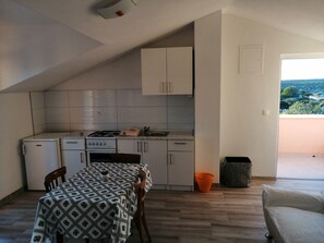 Apartment, 2 Schlafzimmer (Vesna) | Essbereich im Zimmer