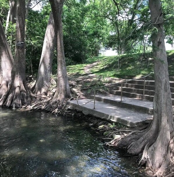 Property grounds - Off the Hook Americana Get Away/On The Guadalupe river/pet friendly (New Braunfels)