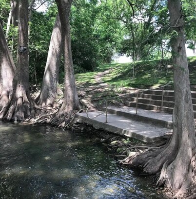 Off the Hook Americana Get Away/On The Guadalupe river/pet friendly
