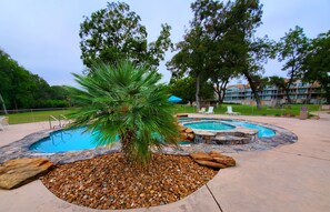 Pool - Off the Hook Americana Get Away/On The Guadalupe river/pet friendly (New Braunfels)