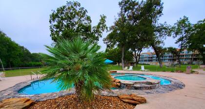 Off the Hook Americana Get Away/On The Guadalupe river/pet friendly