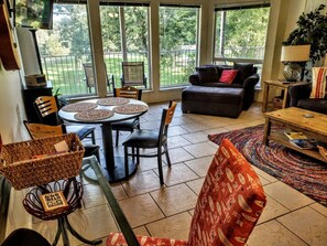 Smart TV - Off the Hook Americana Get Away/On The Guadalupe river/pet friendly (New Braunfels)