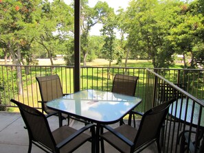 Outdoor dining - Off the Hook Americana Get Away/On The Guadalupe river/pet friendly (New Braunfels)