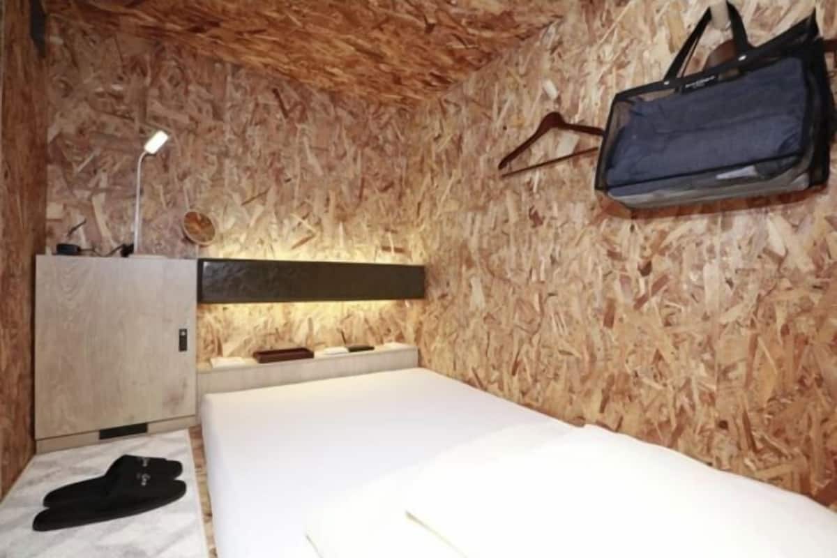 Caja de seguridad en la habitación y tabla de planchar con plancha