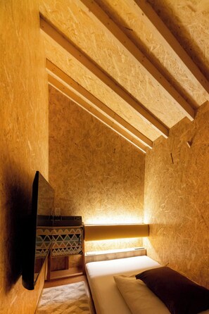 Caja fuerte, tabla de planchar con plancha, wifi gratis y ropa de cama