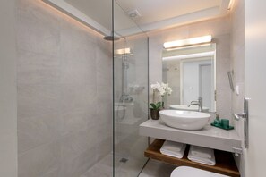 Een douche, een haardroger, handdoeken, zeep