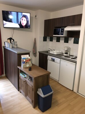 Kühlschrank, Mikrowelle, Ofen, Herdplatte