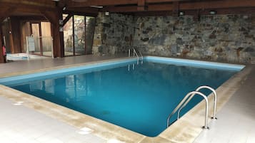 Een binnenzwembad en een verwarmd zwembad