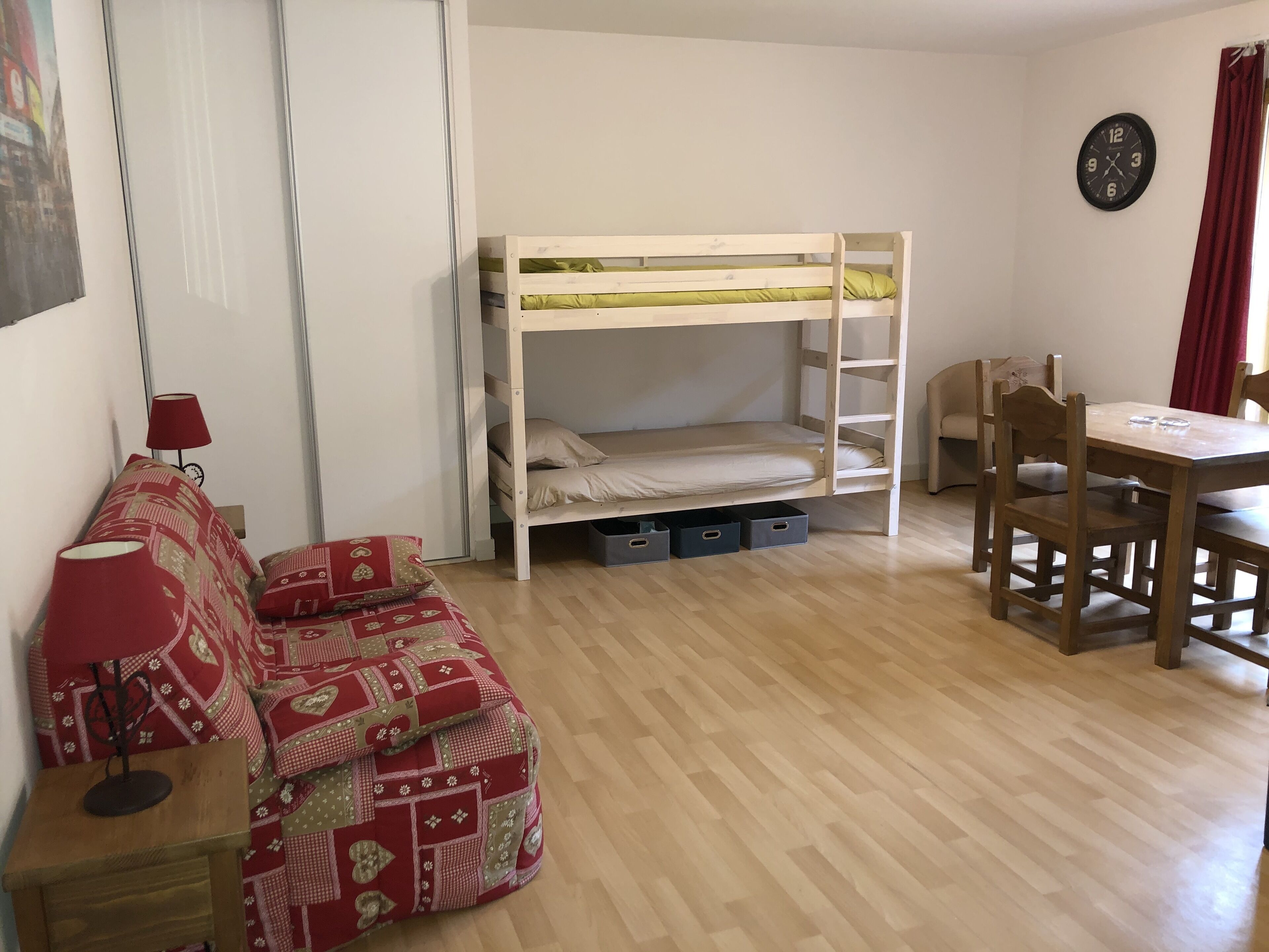 1 bedroom, bed sheets