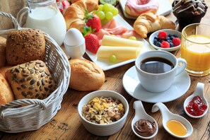 Café da manhã com buffet todos os dias mediante uma taxa