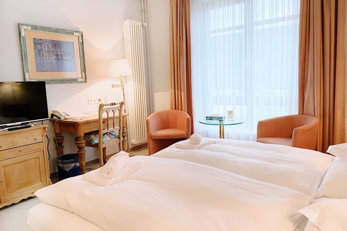 desk, free wifi, bed sheets