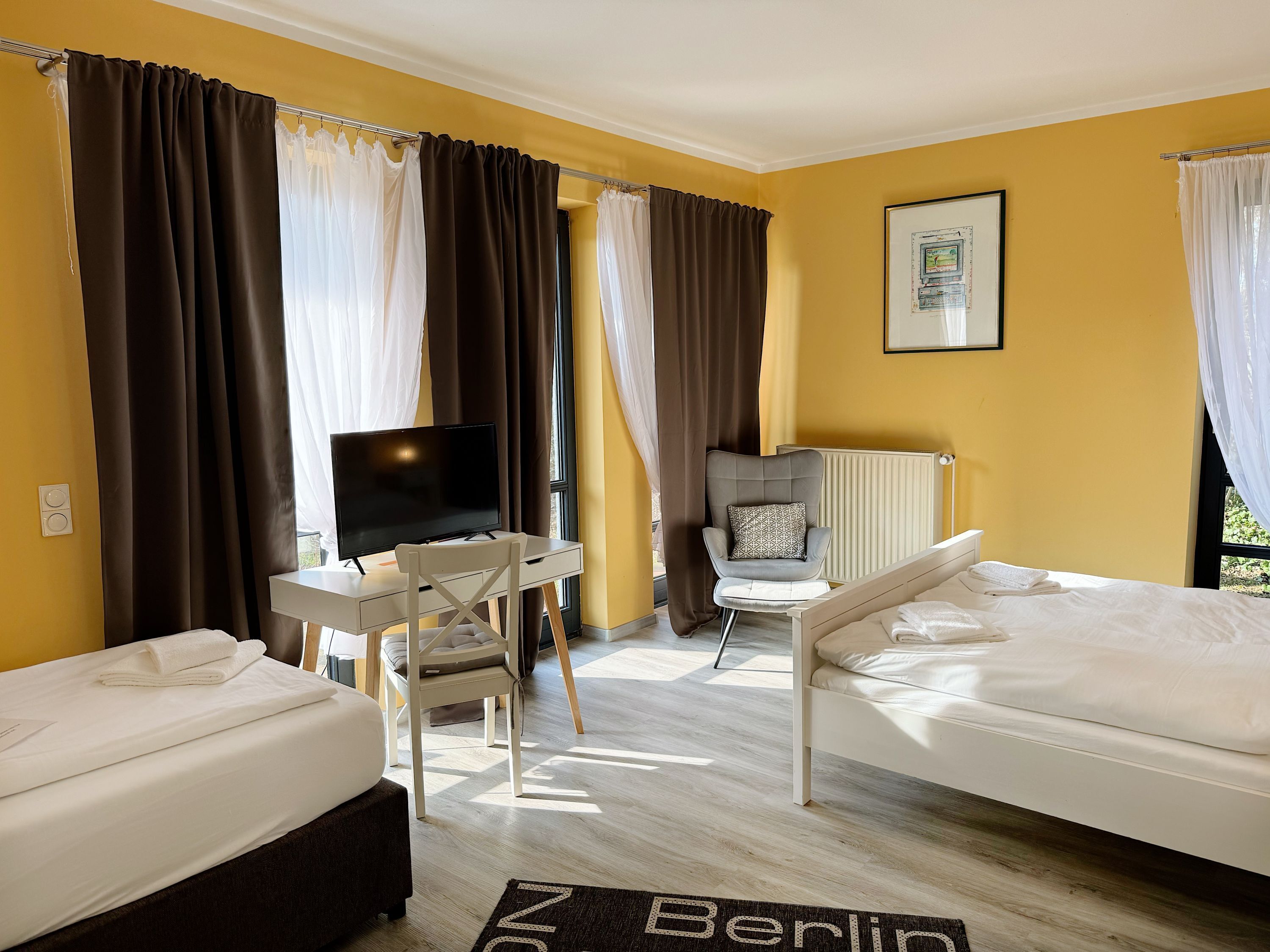 desk, free wifi, bed sheets