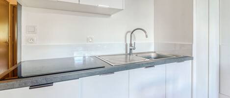 Réfrigérateur, micro-ondes, four, cafetiÚre/bouilloire