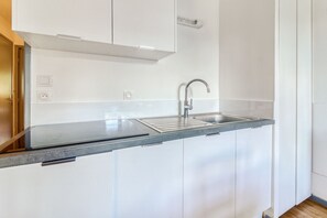 Kühlschrank, Mikrowelle, Ofen, Wasserkocher mit Kaffee-/Teezubehör