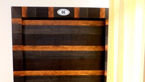 Una puerta con detalles de madera oscura y un picaporte de metal.