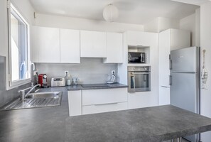 Refrigerador, microondas, horno y lavavajillas 