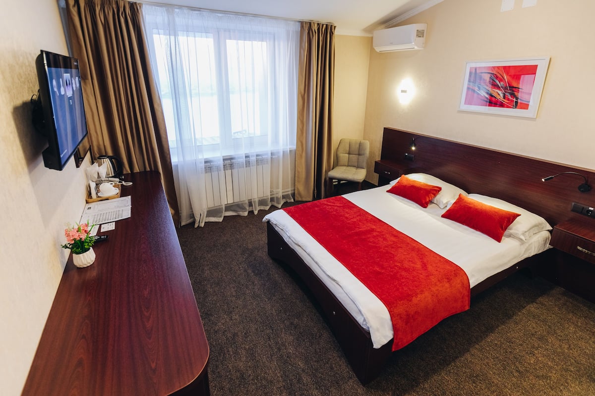 Standard Single Room, 1 Queen Bed, River View | 1 bedroom, hypo-allergenic bedding, Tempur-Pedic beds, minibar