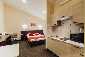 Perhestudio | Yksityinen keittonurkkaus | Minijääkaappi, vedenkeitin