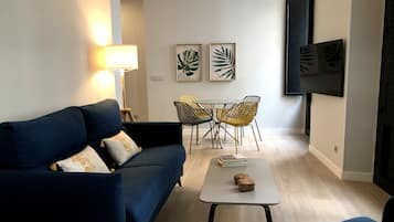 Luxus apartman | Nappalirész | 50 hüvelyk képátmérőjű
okostévé, amelyen többféle kábelcsatorna nézhető